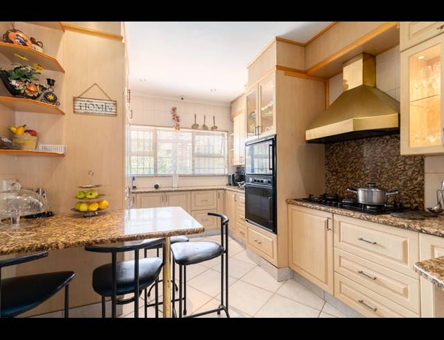 7 BEDROOM GUEST HOUSE FOR SALE IN PLATTEKLOOF
